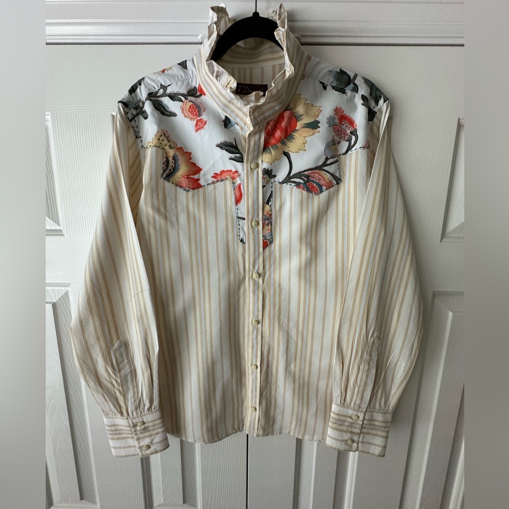 7 Diamonds Western, Floral Blouse, With Ruffled Collar.
Sz L
Very Good Condition